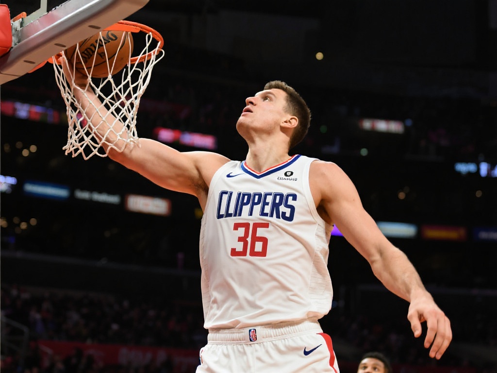 快船队员身穿祖巴茨主题T恤入场,齐心为队友助威 从数据来看,祖巴茨在最近五场比赛中的篮板