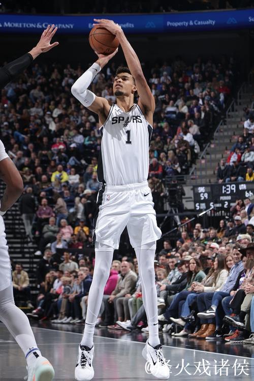 文班亚马31+13统治比赛 尚帕尼三分11中 马刺险胜尼克斯